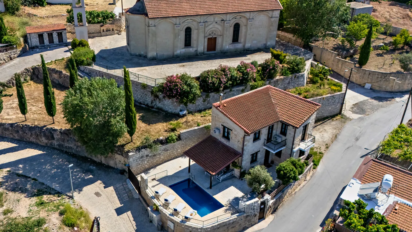 נוף אווירי של כפר Paphos וכרמיו