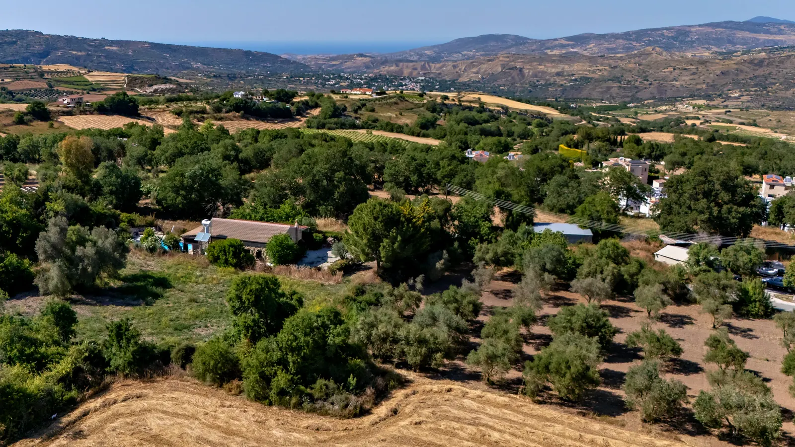 נוף אווירי של כפר Stroumpi וגבעות Paphos הסובבות
