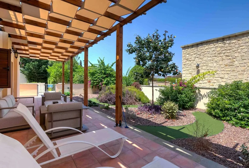 L02 у близини Aphrodite Hills - заједнички базен, патио