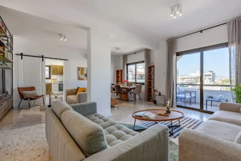Trygoni Court - Elegant Downtown 3-bdr Apartment