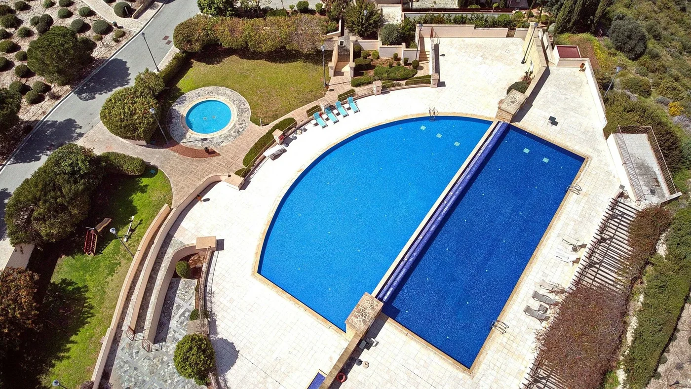 L12 у близини Aphrodite Hills - поглед на базен, велика тераса - living area in Aphrodite Hills, Cyprus