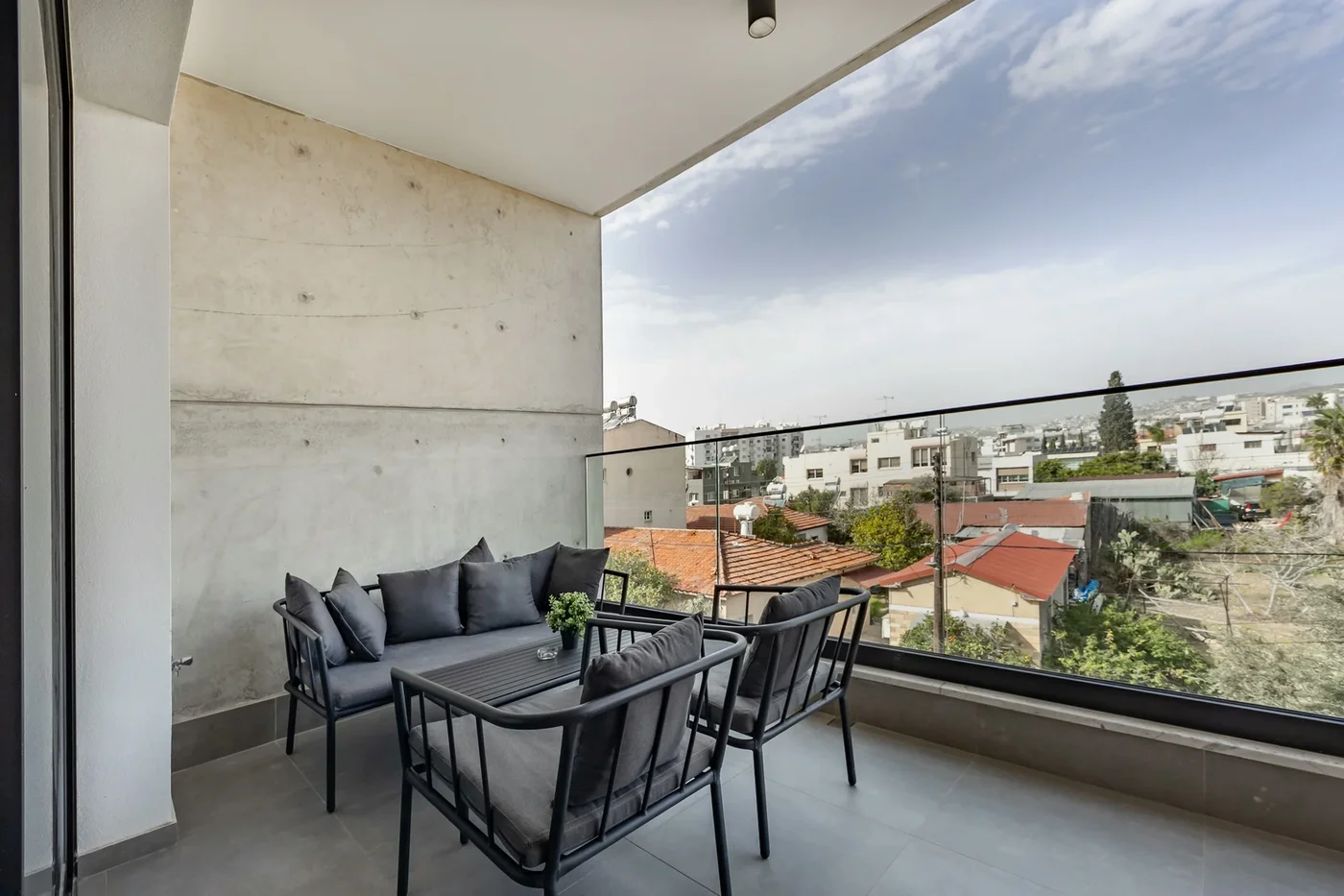 201 Sfiggos - velký balkon a společný střešní bazén - living area in Limassol, Cyprus