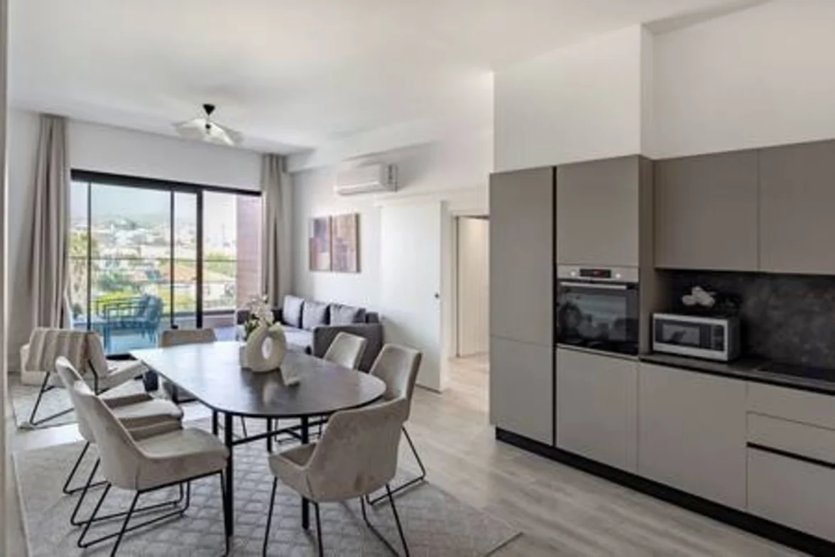 201 Sfiggos - Large Balcony & Shared Rooftop Pool - kitchen in Limassol, Cyprus