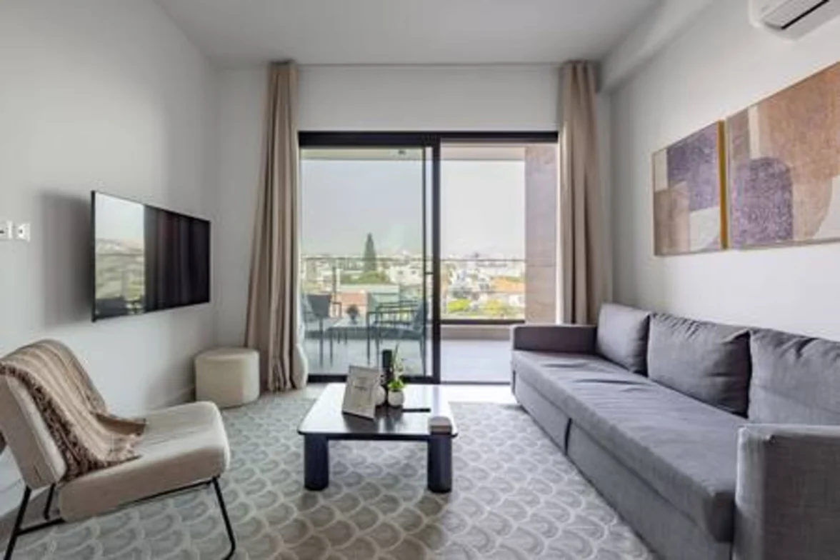 201 Sfiggos - Large Balcony & Shared Rooftop Pool - bedroom in Limassol, Cyprus