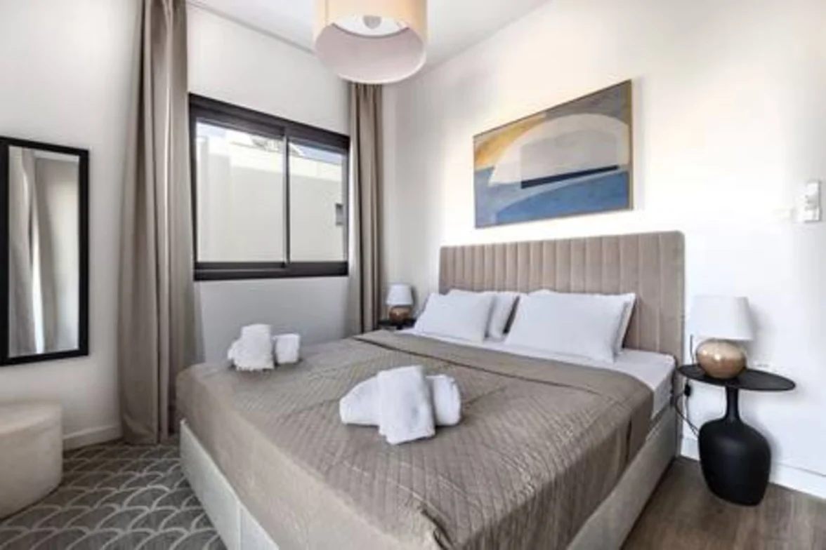 201 Sfiggos - Large Balcony & Shared Rooftop Pool - bathroom in Limassol, Cyprus