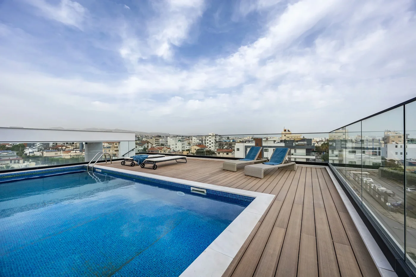 101 Sfiggos - balkon s výhledem na město a společný střešní bazén - living area in Limassol, Cyprus