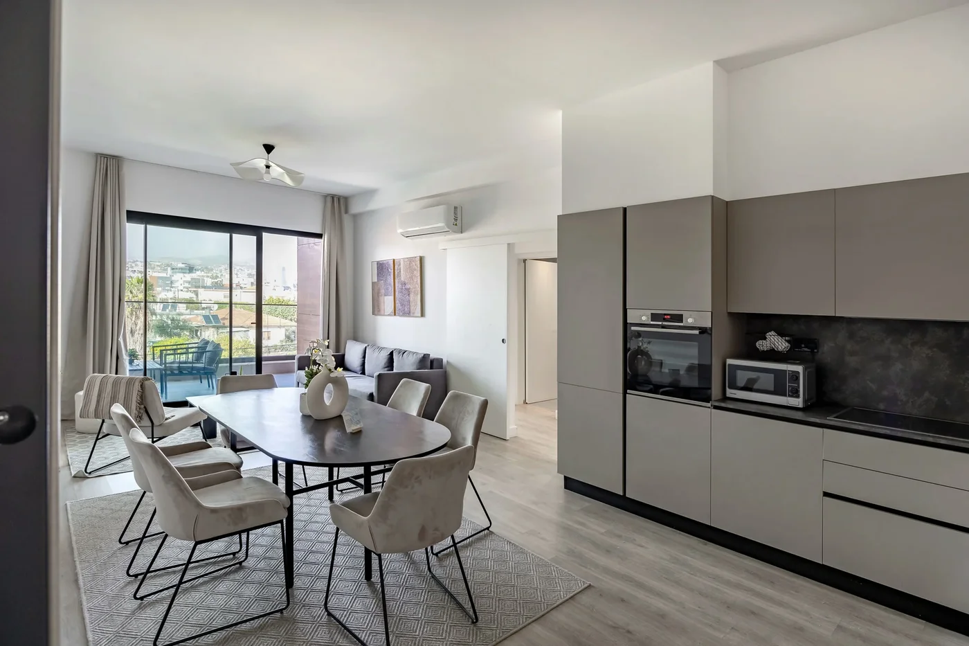 101 Sfiggos - balkon s výhledem na město a společný střešní bazén - bedroom in Limassol, Cyprus