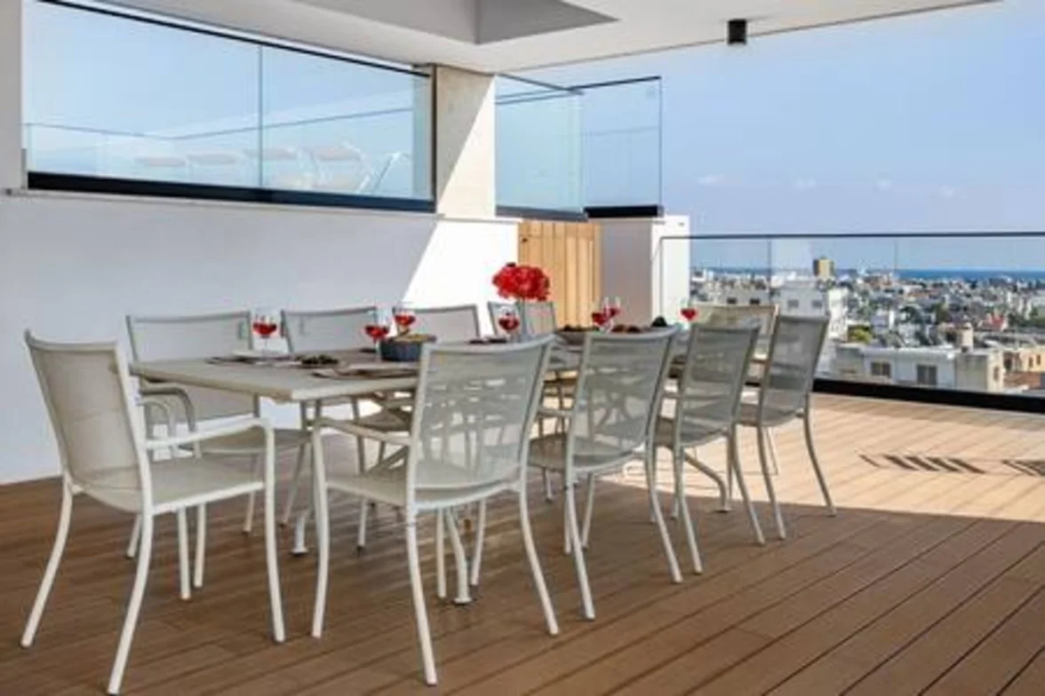 101 Piliou City View & Shared Rooftop Pool - bedroom in Limassol, Cyprus