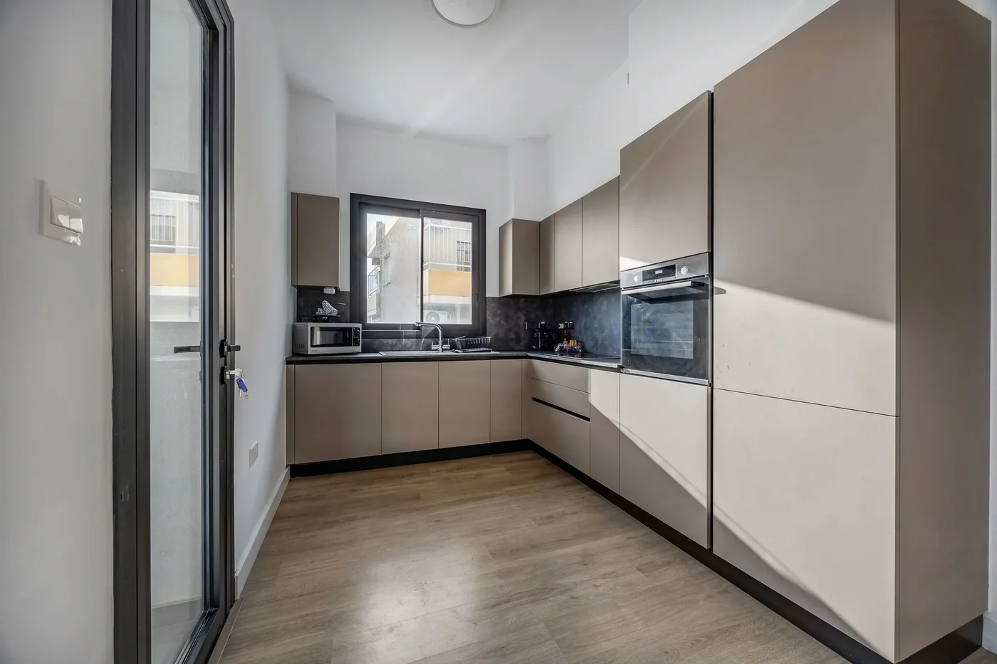 101 Piliou City View & Shared Rooftop Pool - bedroom in Limassol, Cyprus