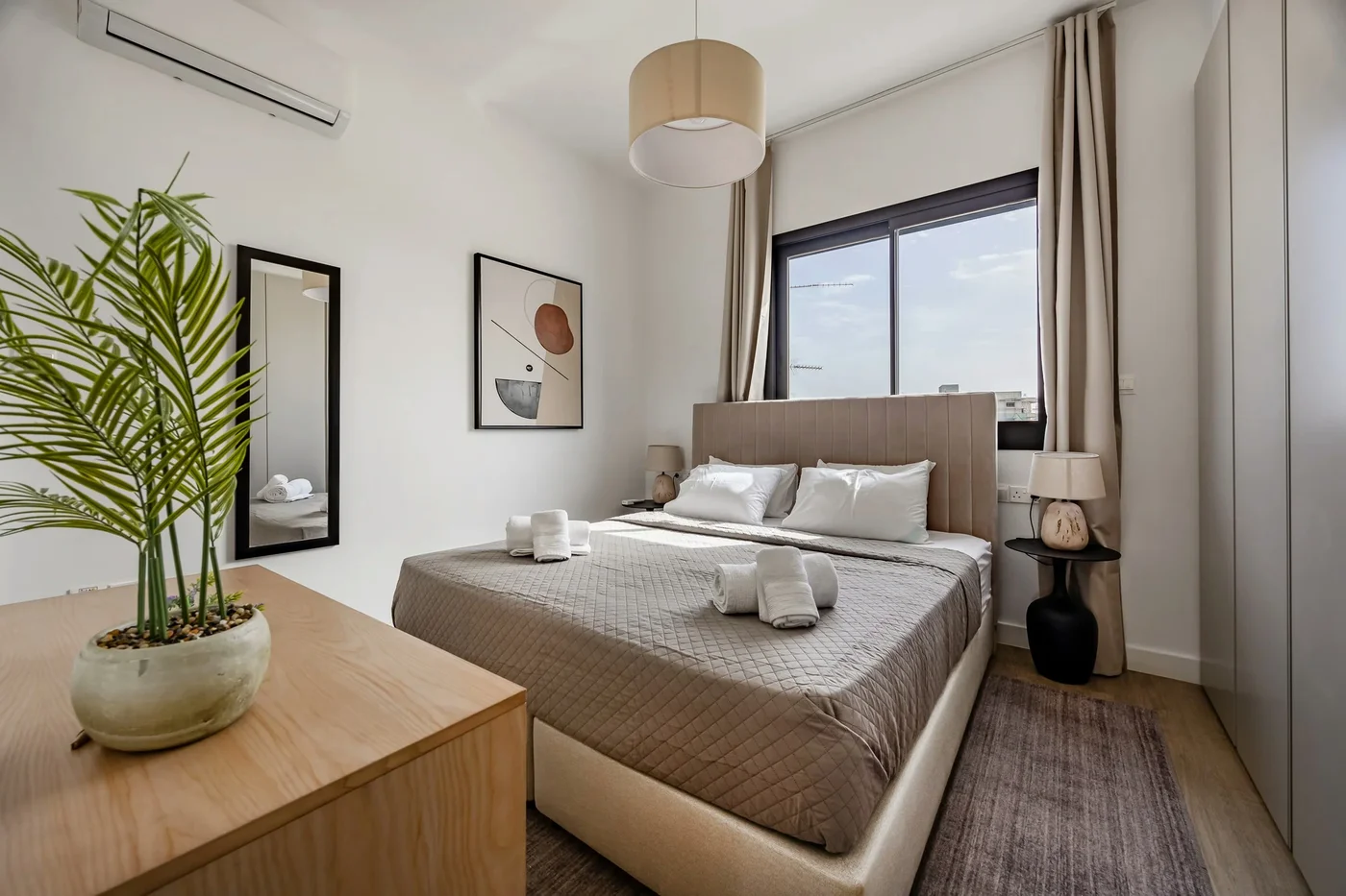 202 Sfiggos - Large Balcony & Shared Rooftop Pool - bedroom in Limassol, Cyprus