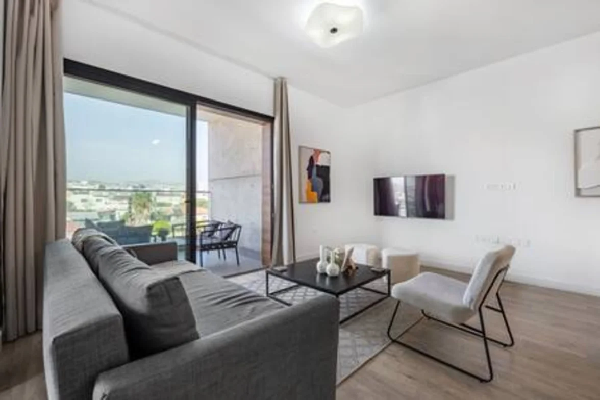202 Sfiggos - Large Balcony & Shared Rooftop Pool - bathroom in Limassol, Cyprus