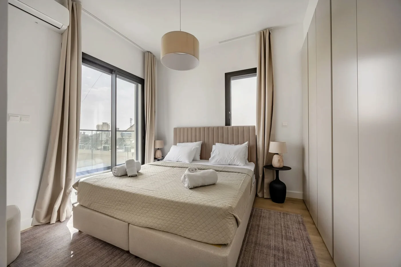 102 Sfiggos - City Views & Shared Rooftop Pool Access - bedroom in Limassol, Cyprus