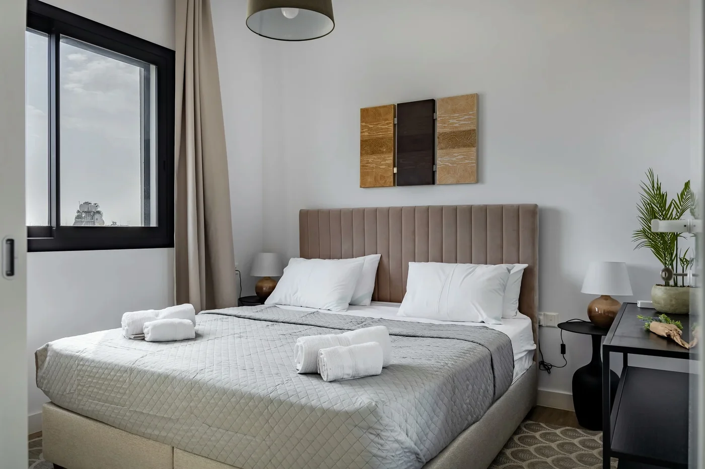 103 Sfiggos - City View Balcony & Shared Rooftop Pool - bedroom in Limassol, Cyprus