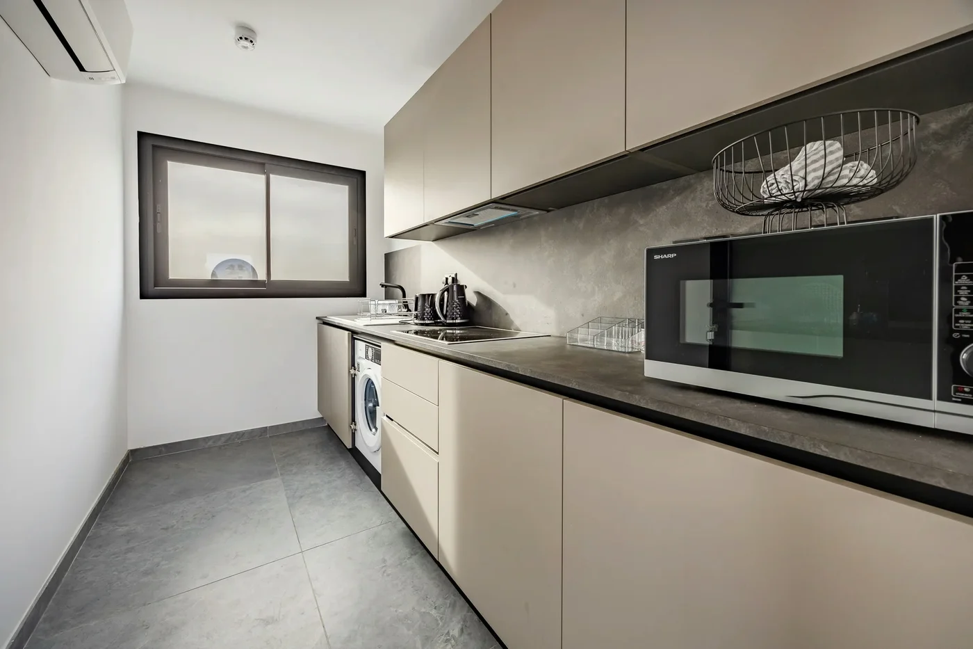 Sfiggos Premium Studio - Large Terrace & Communal Pool - bedroom in Limassol, Cyprus